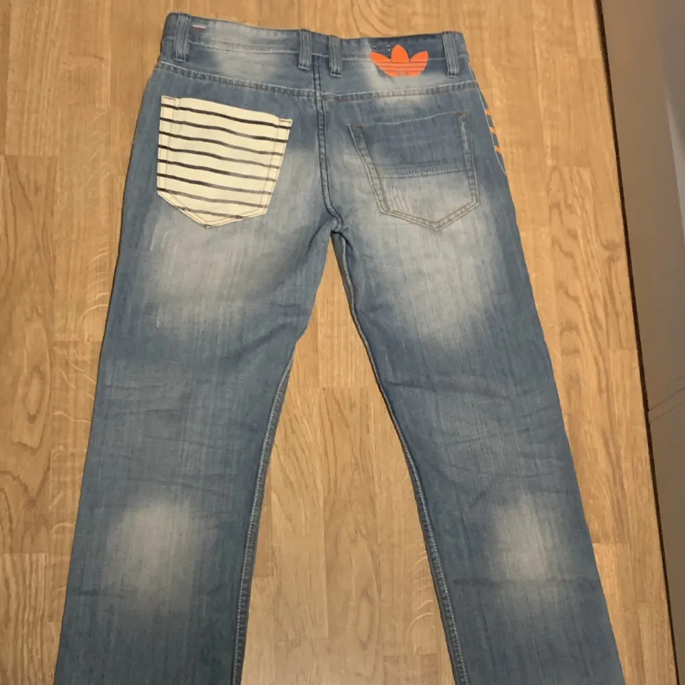 Säljer nu dessa asfeta Diesel x Adidas jeans. De var tyvärr  försmå för mig men passar bra runt 180-185. Nästan i nyskick.. Jeans & Byxor.