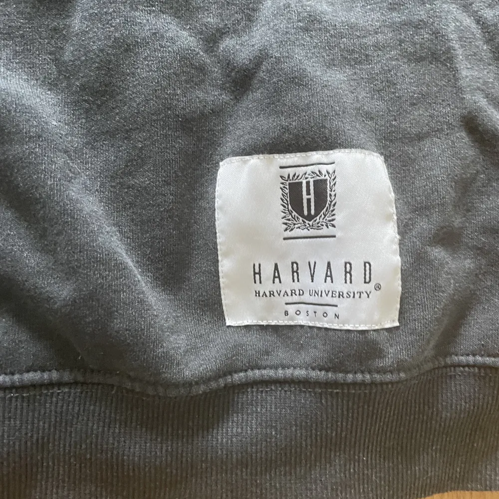 Mörkgrå Harvard tröja. Tröjor & Koftor.