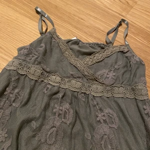 Klänning - Grön/olivfärgad spetsklänning i mycket bra skick med otroligt fina spetsdetaljer. Från flash woman i storlek M. Midiklänning! Om frågor finns skriv!!❤️❤️🤗🤗 Jag är i vanliga fall XS-S men passar mig och min mamma som har M!