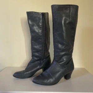 Svartgrå läderstövlar - Svartgrå stövlar från HÖGL/HOEGL stl 39 (varma då de är vadderade inuti)