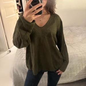 Fin tröja  - Super fin linne långärmad tunn t-shirt i linne från Massimo dutti! Storlek S men passar även M. Den är skit snygg då den är höstig och lite genomskinlig så jätte fint med en snygg bh under! Går att klä upp och ner såklart!💕 aldrig använd 