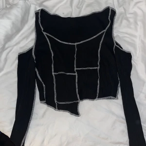 Lång ärmad magtröja  - Väldigt fin och tunn , passar bra till sommaren. Använt 1 gång. Är också väldigt stretch🩷