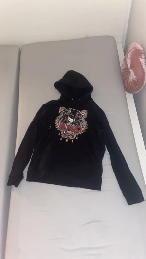Kenzo tjocktröja - Hej jag säljer min kenzo tröja som kostar 3000kr ny jag säljer den för jag inte har användning till den längre tyvär men den är i bra skick och inte använd så många gånger går att byta mot nått också/ Justin 