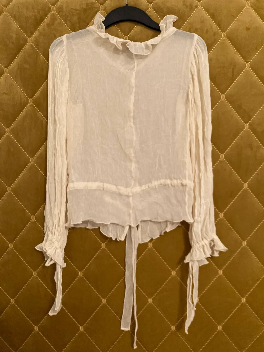 Blus i 100% silke från topshop i samarbete med Kate Moss, genomskinlig, beige. Strl S (väldigt lite i storleken, mer som XS) aldrig använd men säljer billigt eftersom ugglorna som håller knapparna är små gummiband och några av dom har töjts ut (pga tiden). Blusar.