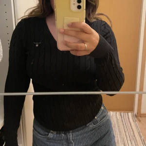 Stickad tröja  - Fin gant tröja som tyvärr blivit lite liten för mig. Hål under ena armhålan se andra bilden 