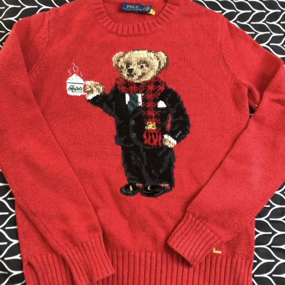 Tjena! Säljer nu denna super eftertraktade tröjan från Polo Ralph Lauren. Tröjan är i 10/10 skick inga defekter. Ny pris 6500kr mitt pris 1800kr (fråga för bevis) Kontakta mig vid eventuella frågor eller prisförslag!😁👍. Tröjor & Koftor.