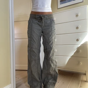 Cargopants i khakifärga - Khakifärgade cargopants, äldre från h&m stl 38. Midjemått 80cm (stretch och knyten) innerbenslängd 78cm, jag är 173!