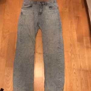 Jeans - Lite trasiga längst ner 
