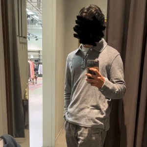 Grå Morris tröja i Stl S - Knappt använd Morriströja i väldigt fint skick! Storlek S  Ord.pris 999kr Säljer för 549kr