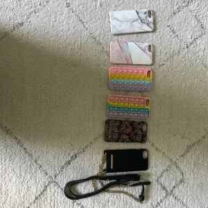 Säljer 6 iPhone 8 skal (funkar också till se)!🎊🎉🎁 - Några aldrig använda och det skalet med dem färgglada palmerna och marmoren har avvänts väldigt mycket men i väldigt bra skick! Resten är i väldigt bra skick! Det svarta skalet går att ha både utan remsan och med! Om någon inte vill köpa skriv det bara!😻🎊