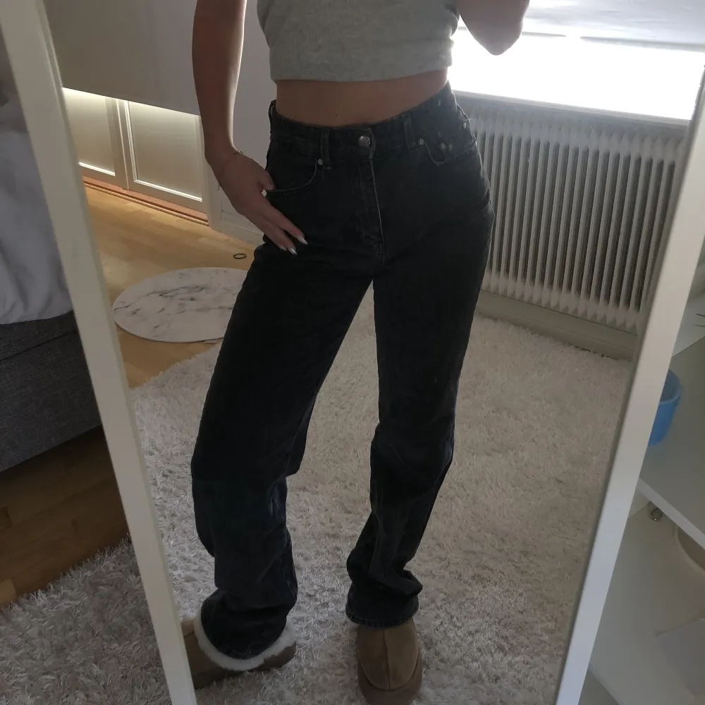 Jeans storlek 36 och jag är 170cm lång 😊 Så så bra skick har nästan inte använt . Jeans & Byxor.