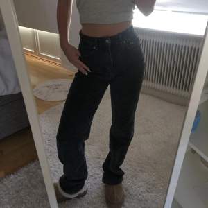 Jeans storlek 36 och jag är 170cm lång 😊 Så så bra skick har nästan inte använt 