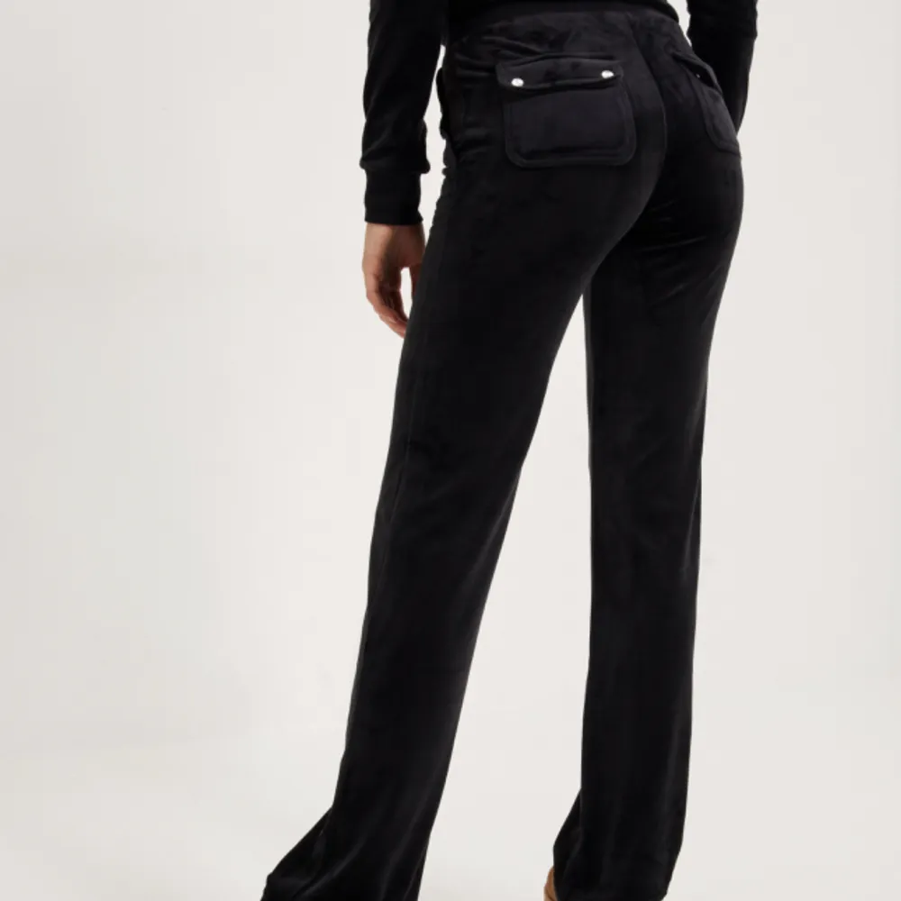 Ett par svarta Juicy Couture byxor i storlek xxs 🖤andvända i bra skick. Jeans & Byxor.