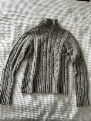 Stickad grå tröja - En väldigt fin grå kabelstickad tröja från hm💗