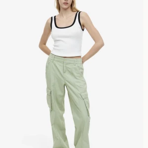 Cargo byxor - Byxor från hm. Använd ca 2 gånger. Ny skick, nypris 200 kr🥰