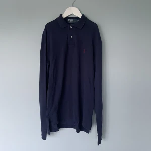 Ralph Lauren rugbytröja - Säljer nu denna stiliga rugbytröja ifrån Ralph Lauren som har en ’regular’ passform. Tröjan är i fint skick och har inga skavanker. Nypris: 1300. Storlek: S. Hör av er vid minsta fråga eller fundering :)