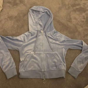 Juicy hoodie  - Superfin blå juicy hoodie som inte kommer till användning längre Priset kan diskuteras