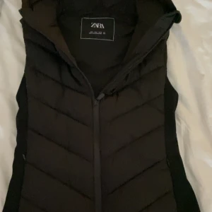 Zara väst  - Använd en gång. Jätte fint skick 