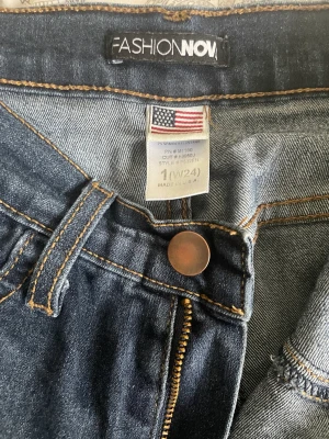Fashionnova  - säljer utsvängda jeans från fashionnova i storlek xs men jeansen e stretchiga skulle passa någon som bär s oxå rekommenderar jeansen för någon som är lång💕