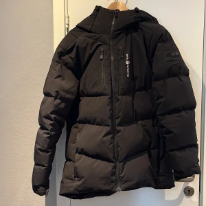 Sail racing jacka  - Säljer nu min sail racing jacka då den inte kommer användas i vinter för jag har köpt en ny. Den ör i bra skick köpte den förra vintern för 4000 nått minns inte riktigt men den är i bra skick inga hål fickorna är hela oså.