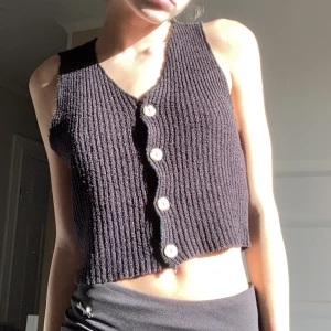 Tröja/topp - Söt svart stickad topp med knappar från märket impuls🌟