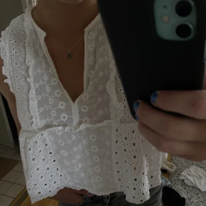 Vit blus  - Supersöt blus som tyvärr är förliten! Storlek M men skulle säga mer som XS