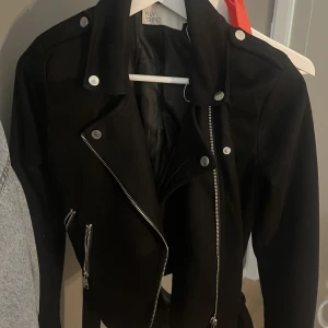 Mockajacka - Säljer denna fina jacka från Nelly i mocka💓 ganska så använd men fortfarande i fint skick!