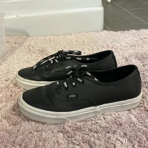  VANS i läder  - Säljer mina VANS som jag köpte för längesen men bara använt ett par gånger då de var för stora! Köpta på Schuh i London, runt 2018 om jag inte minns fel. (Lite blöta på bilden, har precis torkat dem). 