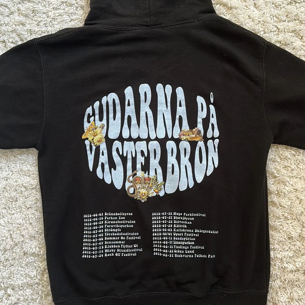 Säljer nu denna superfina hoodie från Hov1 ”Gudarna på västerbron” tour. Endast använd ett fåtal gånger så den är i jättefint skick. 🥰💖 Nypris: 600kr  Köparen står för frakt ❤️‍🔥. Hoodies.