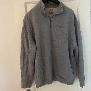 GAP halfzip tröja - GAP halfzip i mycket bra skick endast använt fåtal gånger. Storlek L.