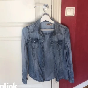 Jens skjorta/ tunn jeans jacka - Från demin by Lindex, säljer då jag inte får användning för den 💕💕 Det är storlek 38 men passar mig som har xs/s 