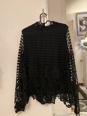 Tröja  - En svart tröja med detaljer från vila. I nytt skick. Storlek L.