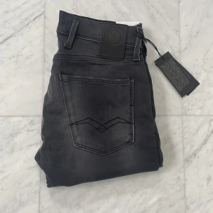 Helt nya Replay jeans  - Säljer nu dessa sprillans nya Replay jeans i modellen ’Anbass’ som är en slim passform. Jeansen är helt nya och kommer med alla tags - Nypris: 1700 kr - Storlek: 28/30 - Hör av er vid minsta fråga eller fundering :)