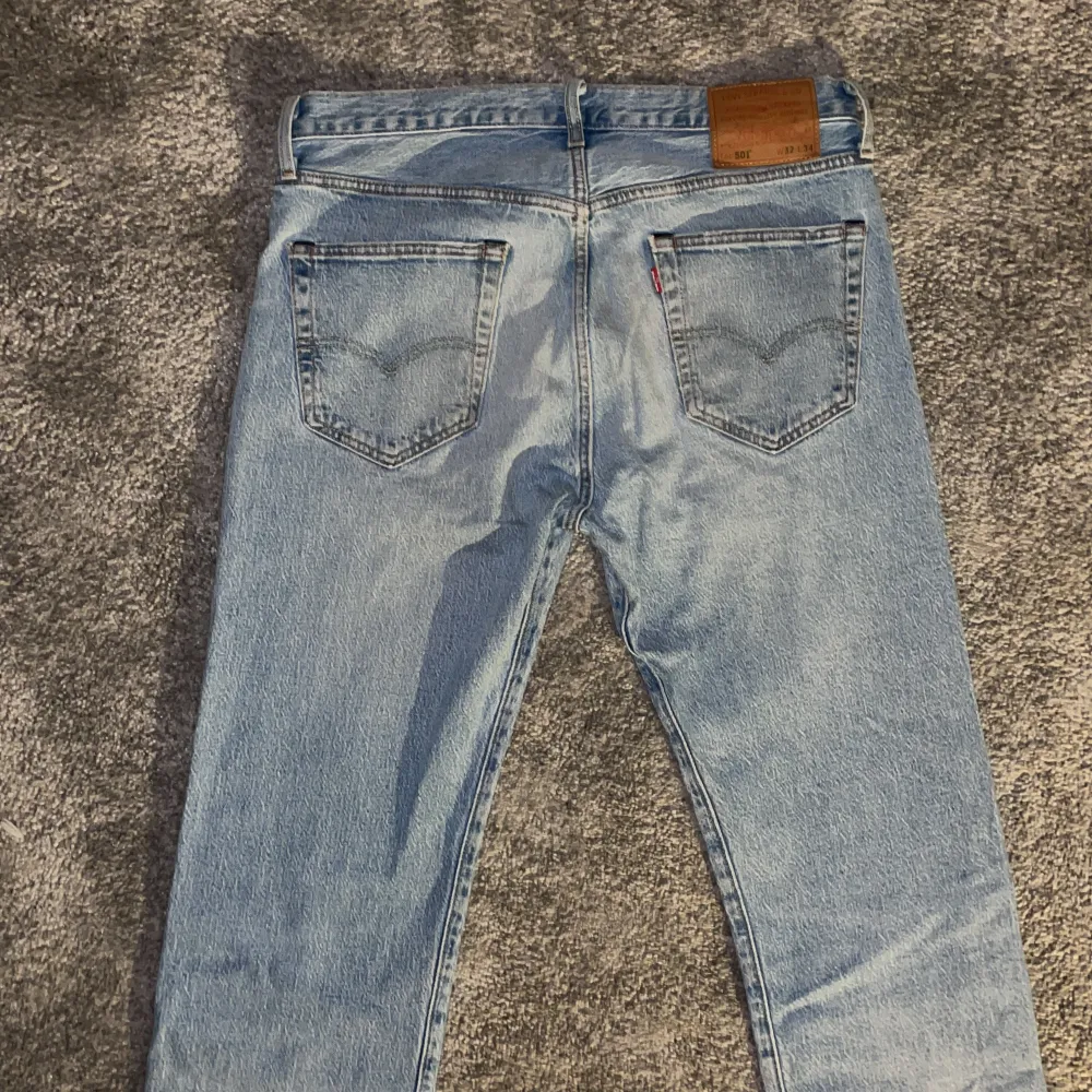Säljer nu dessa feta jeans från Levis som är i bra skick. Finns en liten fläck som inte går bort men för att se den behöver man kolla nära. Hör av er för fler bilder och info!. Jeans & Byxor.
