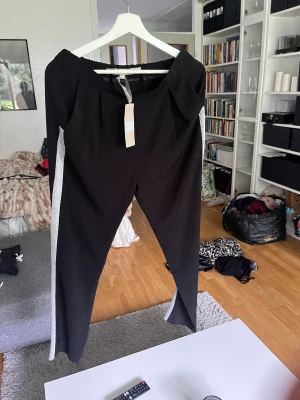 Byxa - Helt ny byxa med lappar kvar. 