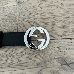 Gucci Bälte  - Gucci bälte köpt på Gucci Stockholm Färg: Mörkblå/Svart Kond:7/10