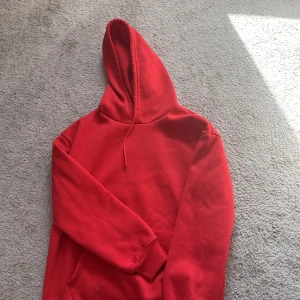 Hoodie röd - Säljer en röd Hoodie i small❤️