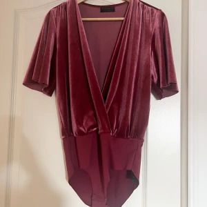 Body  - Body från zara i sammet sjö med knäppning nertill. Super snygg!!