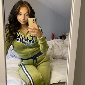 Jaded london set storlek xs - Säljer detta svinsnygga setet från jaded london, både tröjan och byxorna är i storlek xs.