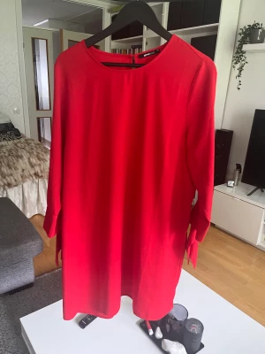 Klänning  - Klänningen är i väldigt fint skick förutom en svag fläck längst upp se sista bilden. 