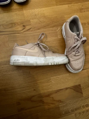 Nike airforce - Nike airforce i nån gammaldags rosa liknande färg. Pris kan diskuteras vid snabb affär!
