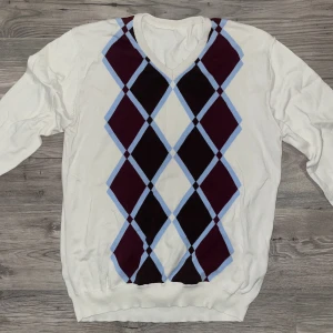 snygg och bekväm tröja - Säljer då den inte kommer till användning. Superfint skick och knappt använd. Otroligt bekväm och snygg design. Skulle säga att den är M, sitter bra lite oversized på mig som är 175 (S/M). Pm för fler bilder eller frågor!