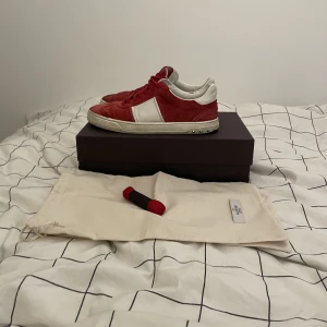 Valentino flycrew - Säljer dessa trendiga valentino flycrew i röd färg. Nypris (6899kr) mitt pris (2550kr). Skick 7,5/10 , skorna har gått upp lite vid sidan och längst fram på skorna. Kan byta de mot andra skor. Allt og kommer med. 