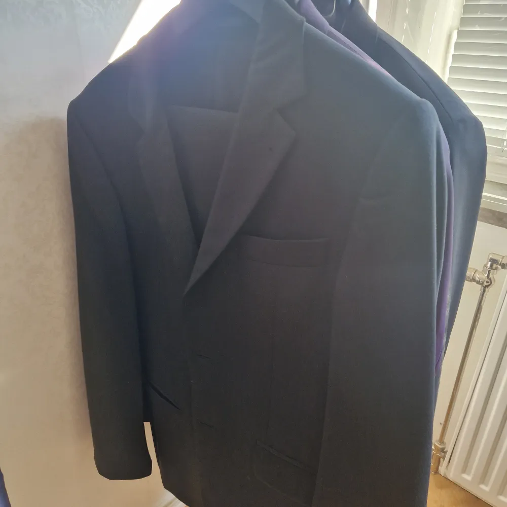 Hej   Säljer en kostym som knappt är använd nyskick.   Färg: Svart   Storlek: 48 (medium)   Pris: 600 kr. Kostymer.