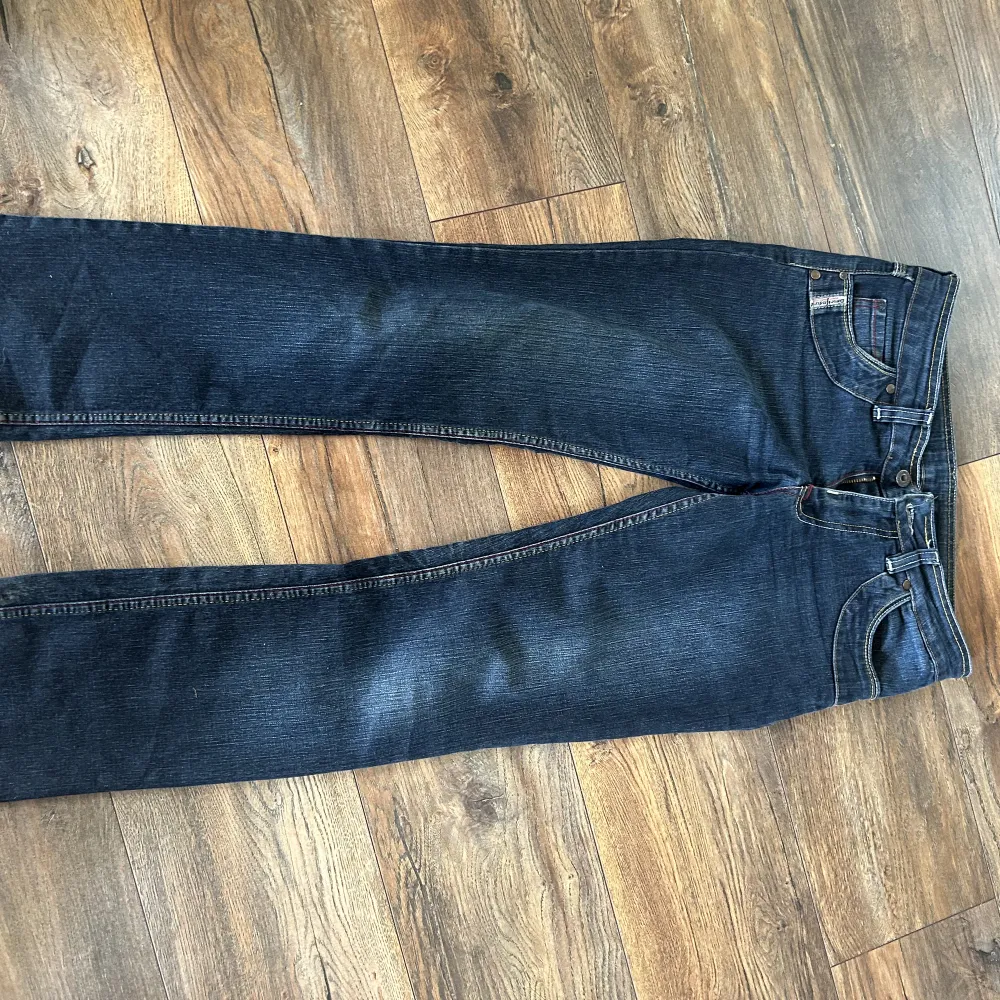 Lågmidjade diesel jeans i rakpassform. Mörkblåa, som strl 36. Jeans & Byxor.