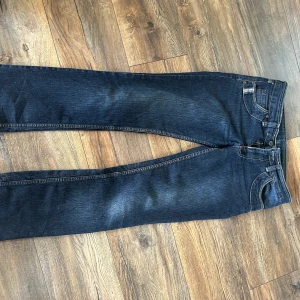 Diesel jeans - Lågmidjade diesel jeans i rakpassform. Mörkblåa, som strl 36