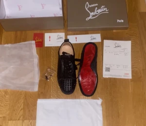 Louboutin skor - Säljer mina Louboutin skor för ett bra pris dom är i väldigt bra skick och extra spikar,kort,dustbag och annat får man med