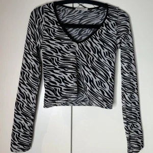 Croptop med zebramönster  - säljer för croptops är inte min grej, men annars jättefin topp i mycket bra skick 