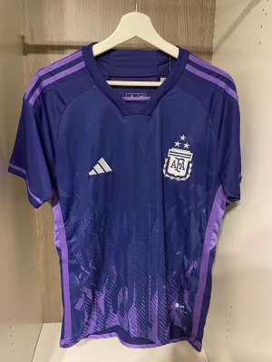 Argentina tröja 3 stjärnor  - Helt oanvänd fotbollströja med storlek S, tröjpåse medföljer. Kan fraktas i hela Sverige.😊