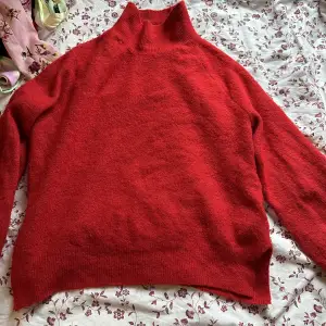 Stickad tröja med polo i en härlig röd färg. Sparsamt använd. Storlek S❤️